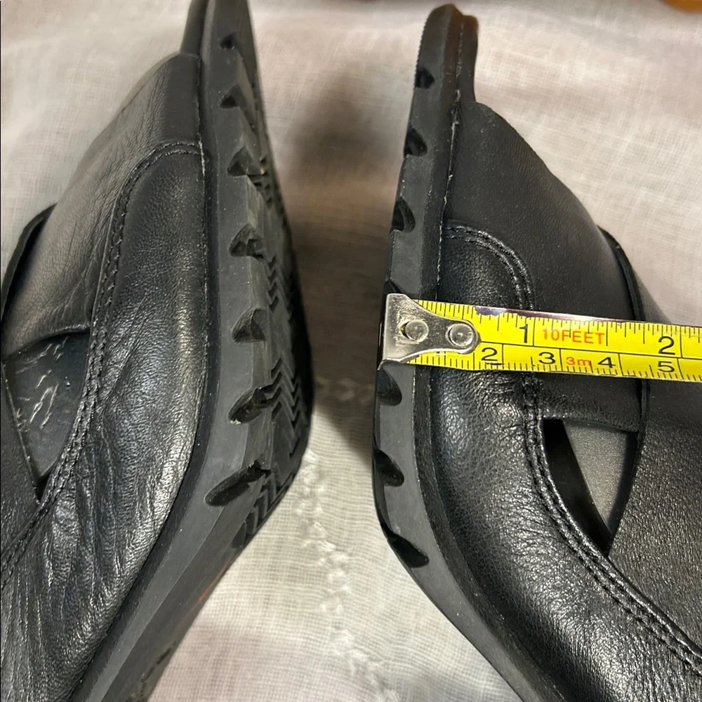 Sorel almost NEW soft glove leather slide in stacked heel sandals